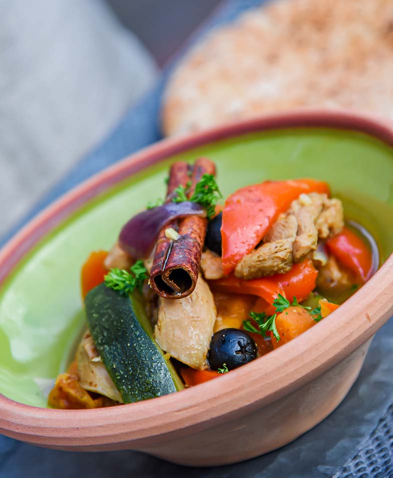 Marokietiškas vištienos Tagine su abrikosais, cinamono lazdelėmis ir pita duonelėmis