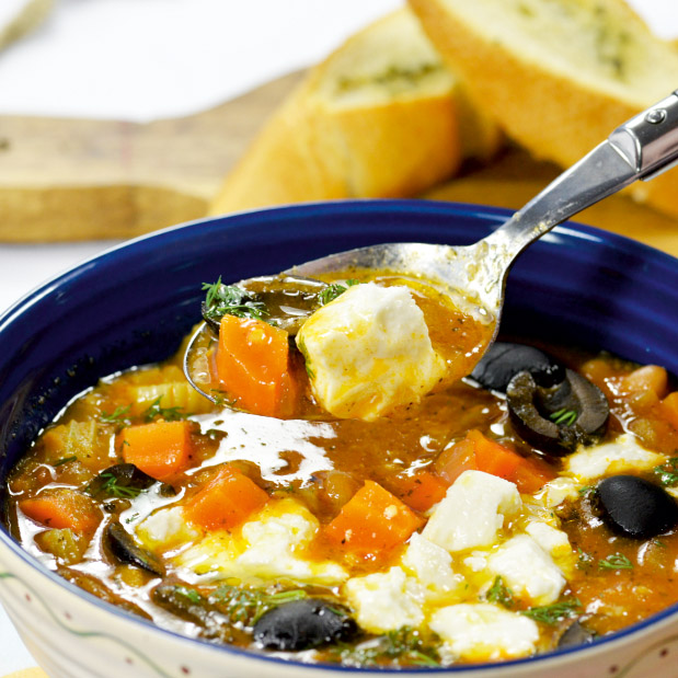 Graikiška pupelių sriuba su feta sūriu, alyvuogėmis ir traškia duonele