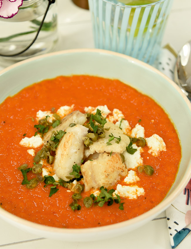 Trinta pomidorų sriuba su kepta skorpionžuve, fetos sūriu ir kaparėliais