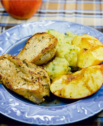 Vištienos kepsneliai su karamelizuotų obuolių  skiltelėmis ir bulvių koše