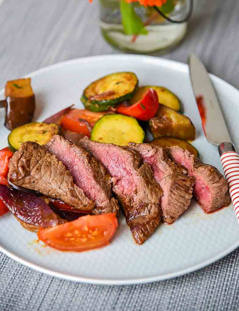 Brandintos jautienos nugarinės kepsnys su karštomis Ratatouille daržovėmis