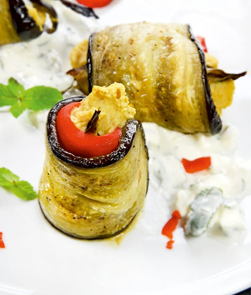 Baklažanų involtini su feta, avinžirniais ir jogurtu