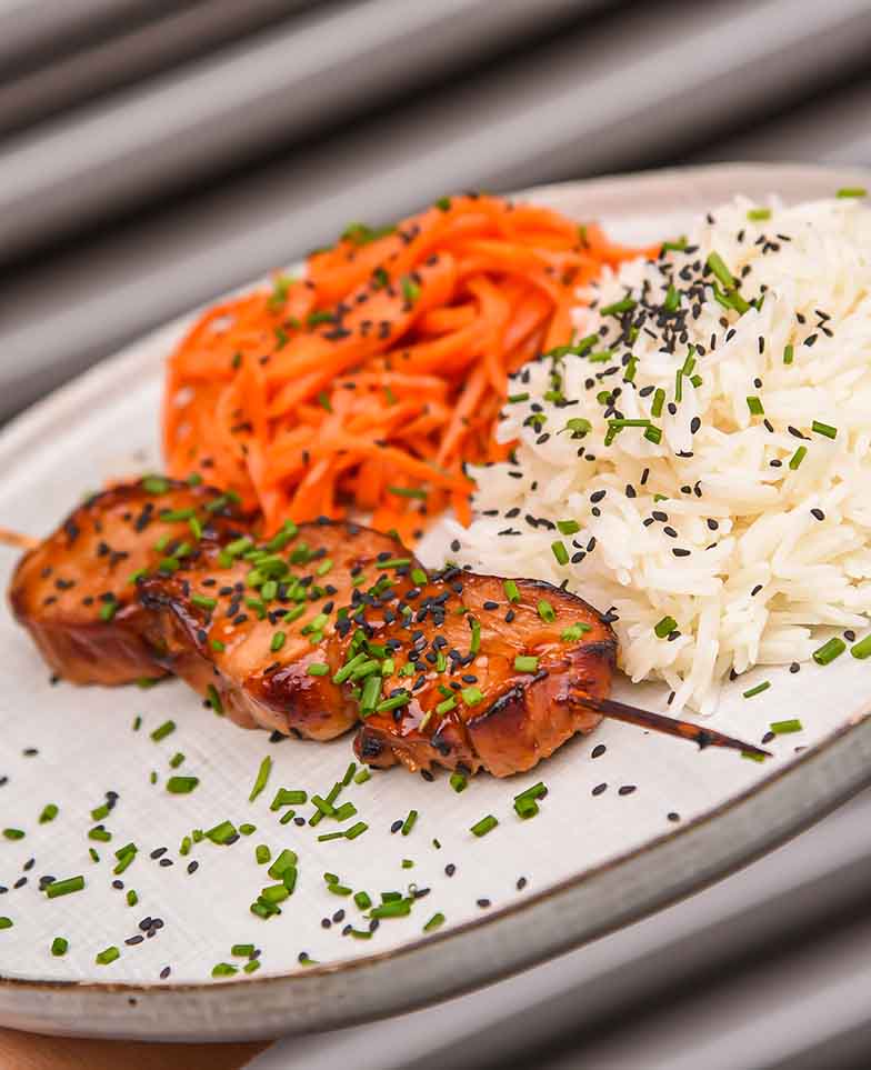 Kiaulienos išpjovos Yakitori su basmati ryžiais ir sezamų aliejumi gardintomis morkų salotomis