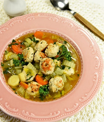 Daržovių sriuba su keptais aromatingais vištienos kukuliais