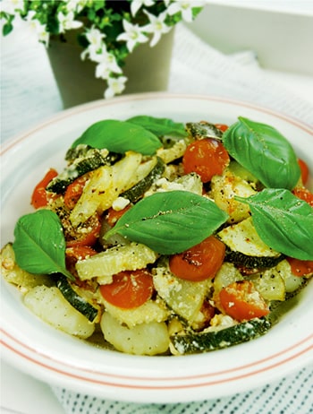 Itališki bulvių virtinukai Gnocchi su daržovėmis, bazilikais ir feta