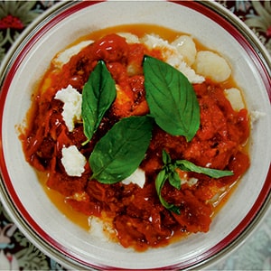 Itališki bulvių virtinukai Gnocchi su naminiu pomidorų padažu ir plėšyta mocarela
