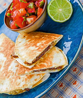 Kesadilijos paplotėliai su jautiena ir Pico de Gallo pomidorų salotomis