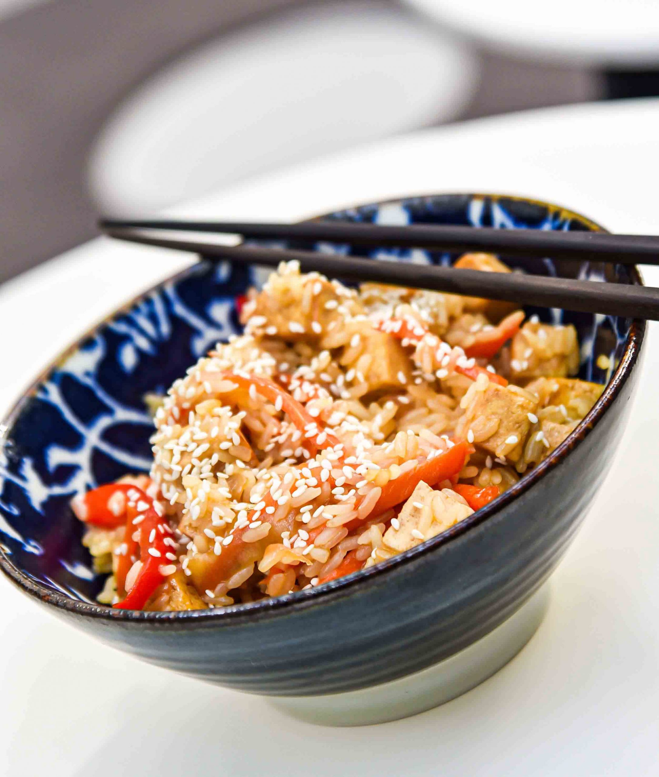 Vegetariškas wokas su tofu sūriu, ryžiais ir daržovėmis