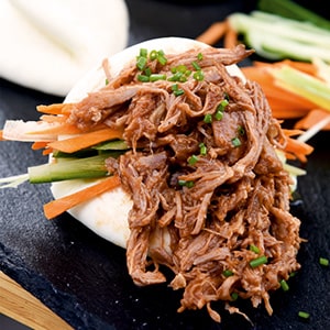 Bao bandelės su plėšyta kiauliena ir BBQ padažu
