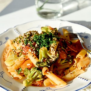 Penne makaronai su daržovėmis ir įvairiomis sėklomis