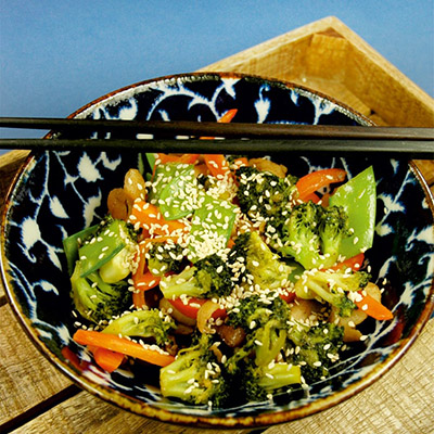 WOK vištiena su brokoliais, paprikomis ir cukrinių žirnių ankštimis