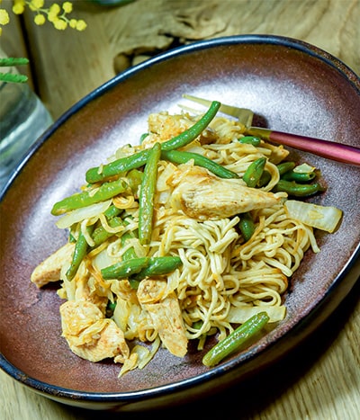 Tailandietiška vištiena su kiaušininiais makaronais ir raudonąja kario pasta