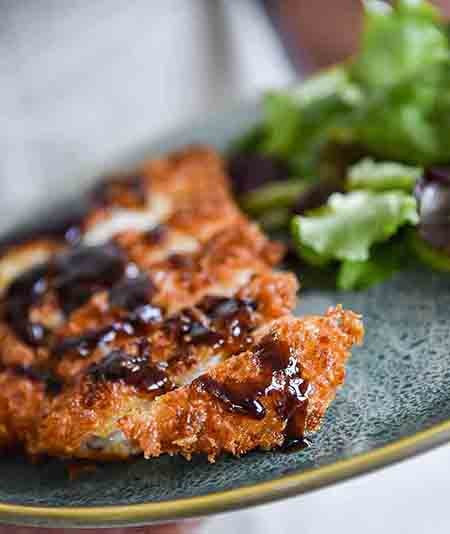 Teriyaki gardintas vištienos šnicelis su tempura ir Panko džiūvėsėliais bei gaiviomis salotomis