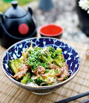 Japoniškas jautienos Donburi su brokoliais ir virtais ryžiais