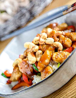 Apelsinų skonio vištienos stir-fry su raudonąja paprika ir ryžiais