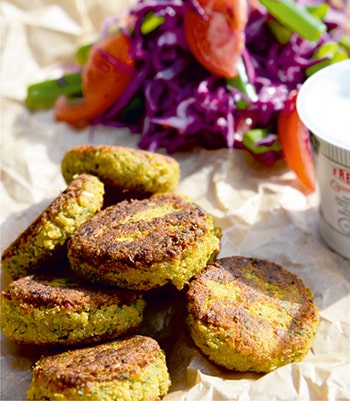 Rytietiški falafel kepsneliai su jogurto-mėtų padažu ir raudonųjų kopūstų salotomis