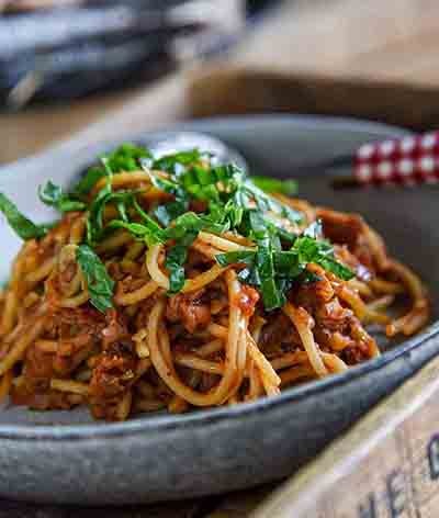 Lęšių ir spagečių troškinys su alyvuogėmis ir kaparėliais