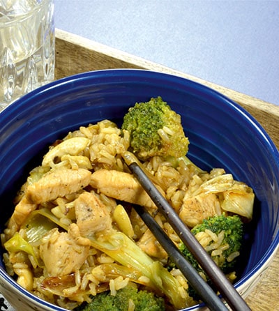 Vištiena kiniškai-su brokoliais, anakardžių riešutais bei rudaisiais ryžiais
