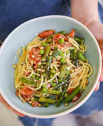 Spagetti makaronai grietinėlės padaže su smidrais ir kedrinėmis pinijomis