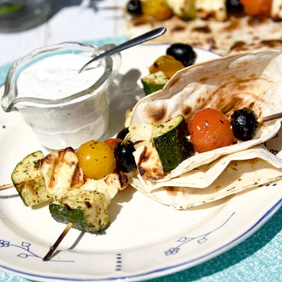 Halloumi sūrio iešmeliai su daržovėmis, karšta tortilija ir graikinio jogurto padažu