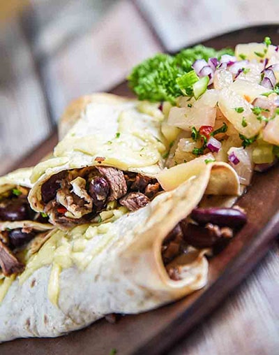 Tortilijų suktiniai Buritos su jaučio žandų ir pupelių įdaru bei ananasų salsa