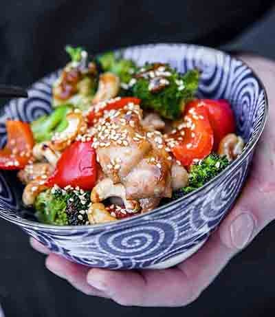 Orkaitėje kepta vištiena su daržovėmis ir naminiu medumi gardintu Teriyaki padažu