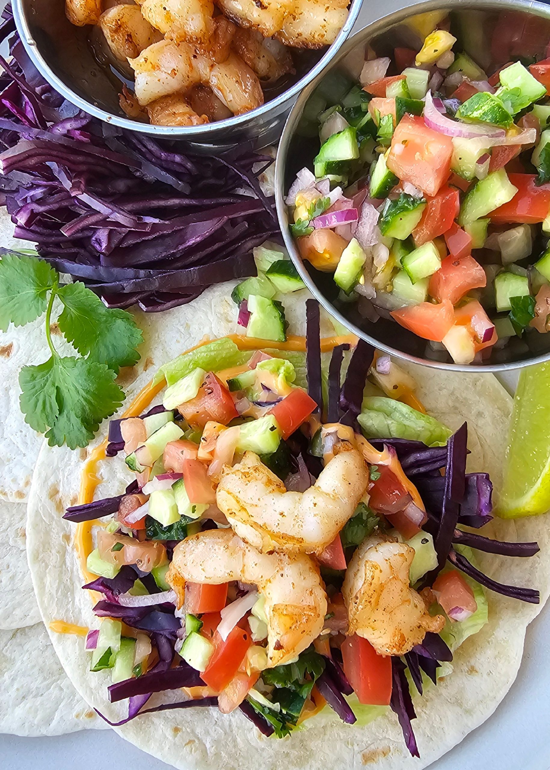 Azijietiški krevečių tacos su pikantišku pico de gallo padažu